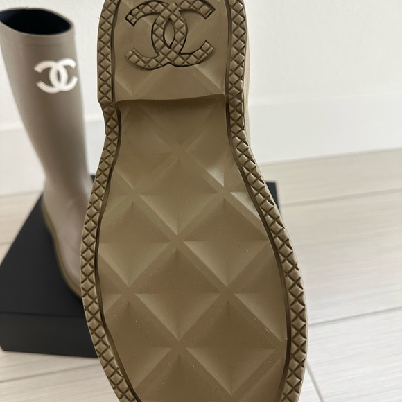 CHANEL Rain Boots NIB Auth - Picture 4 of 5